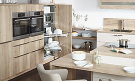 Der halbhohe Tablar-Schrank mit Schwenkauszügen sorgt für Stauraum und Übersicht bei der Küchenarbeit. Zuordnung: Stil Moderne Küchen, Planungsart Küchenzeile